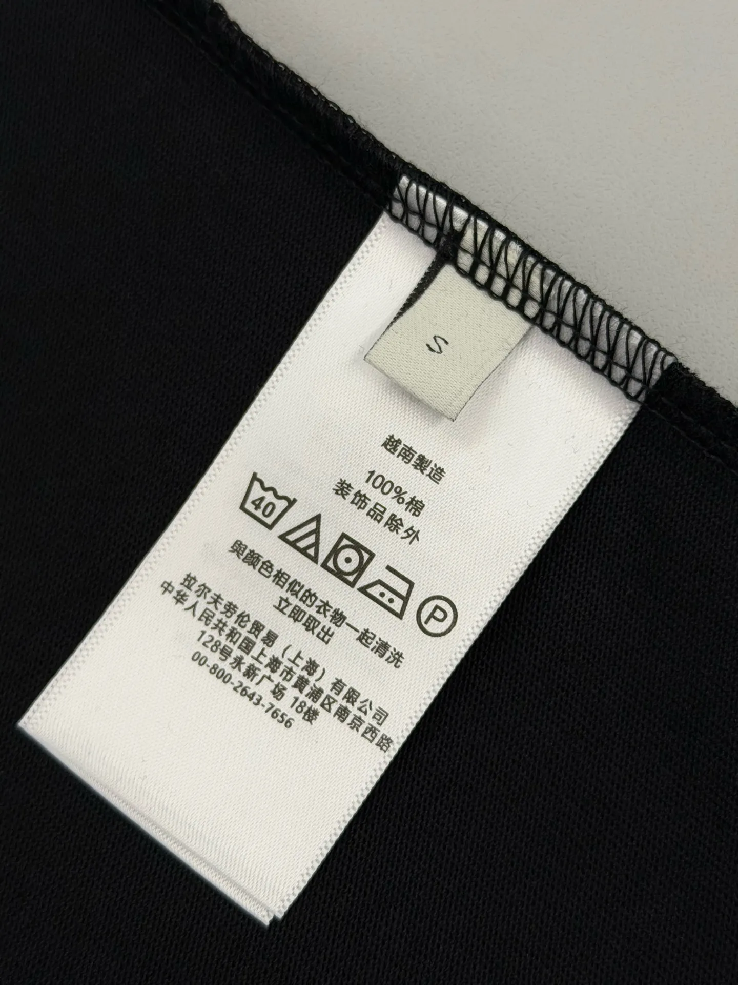 P160 [High Quality]Ralph Lauren*Ralph Lauren embroidery micro-label simple‼ ️Short-sleeved T-shirt 💗Ralph Lauren classic short-sleeved T-shirt, custom-made 280g pure cotton fabric, soft and breathable, classic horseback golf🏌️ embroidery on the chest, logo + logo embroidery on the back, simple and recognizable. Round neck design, neat tailoring, customized 280g pure cotton fabric, soft and smooth to the touch, great breathability, super comfortable to wear in summer! The same loose version for men and women, OK to wear alone or layered, versatile ~ 𝐂𝐎𝐋𝐎𝐔𝐑: black white 𝐒𝐈𝐙𝐄: S-xL Size chart: S: Shoulder width 51 - Bust 55 - Clothing length 70 M: Shoulder width 53 - Bust 57 - Clothing length 72 L: Shoulder width 55 - Bust 59 - Clothing length 74 XL: Shoulder width 57 - Bust 61 - Clothing length 76